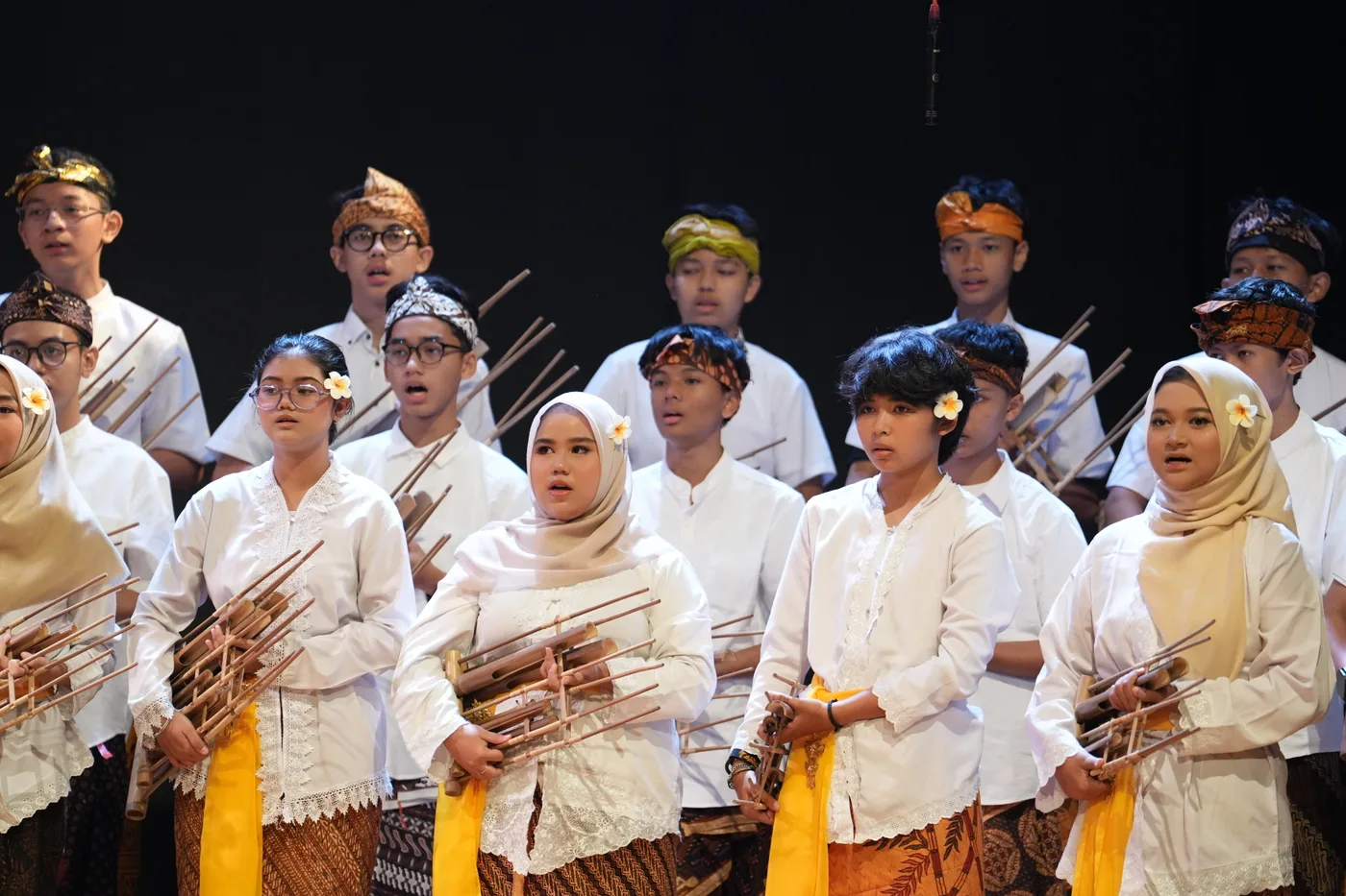 Penampilan orkestra angklung siswa dalam balutan busana adat Sunda