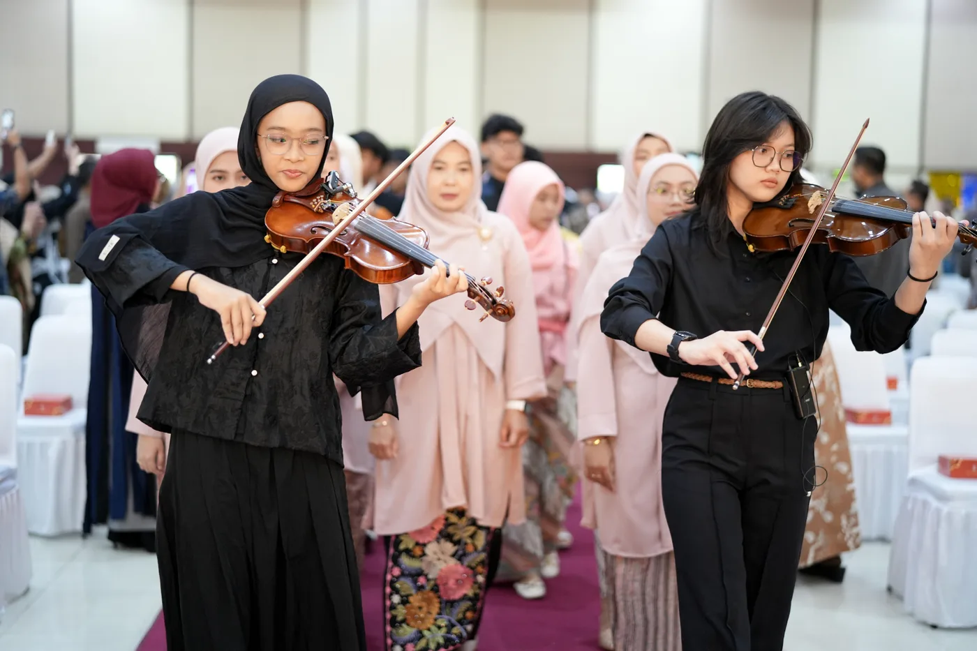 Penampilan biola siswi mengiringi prosesi kelulusan resmi sekolah