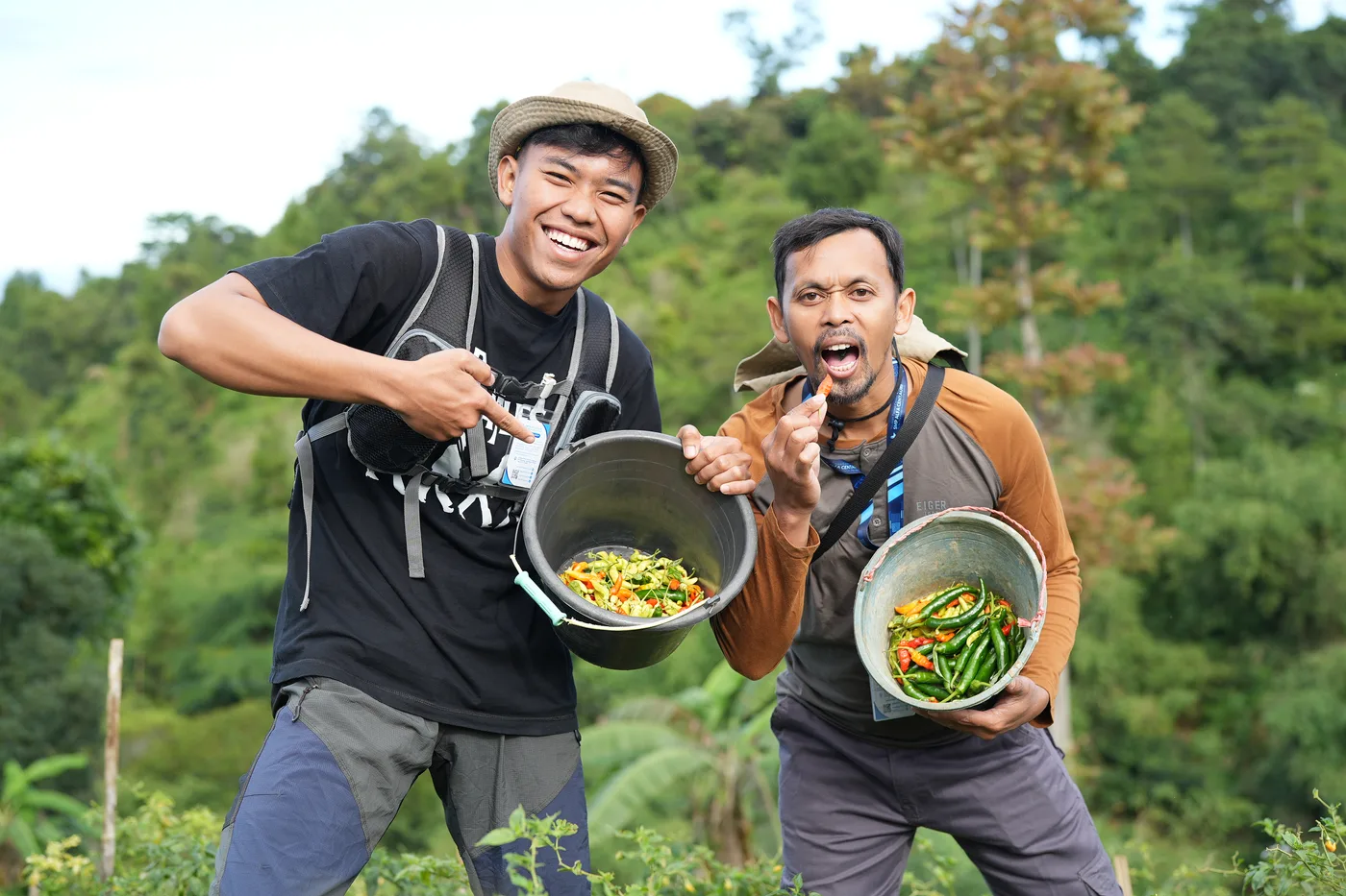 Kegiatan pembelajaran lingkungan dan panen sayur bersama di alam terbuka