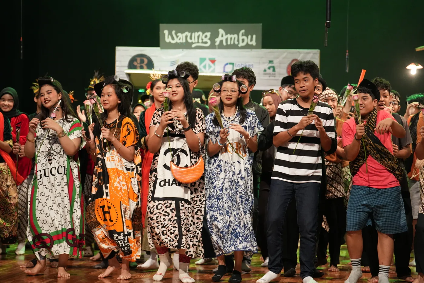 Pentas kolaboratif seni peran dan teater musikal siswa di panggung