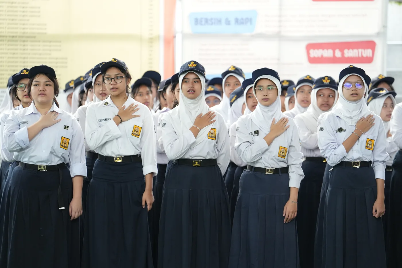 Khidmatnya barisan siswi SMP Alfa Centauri dalam upacara bendera