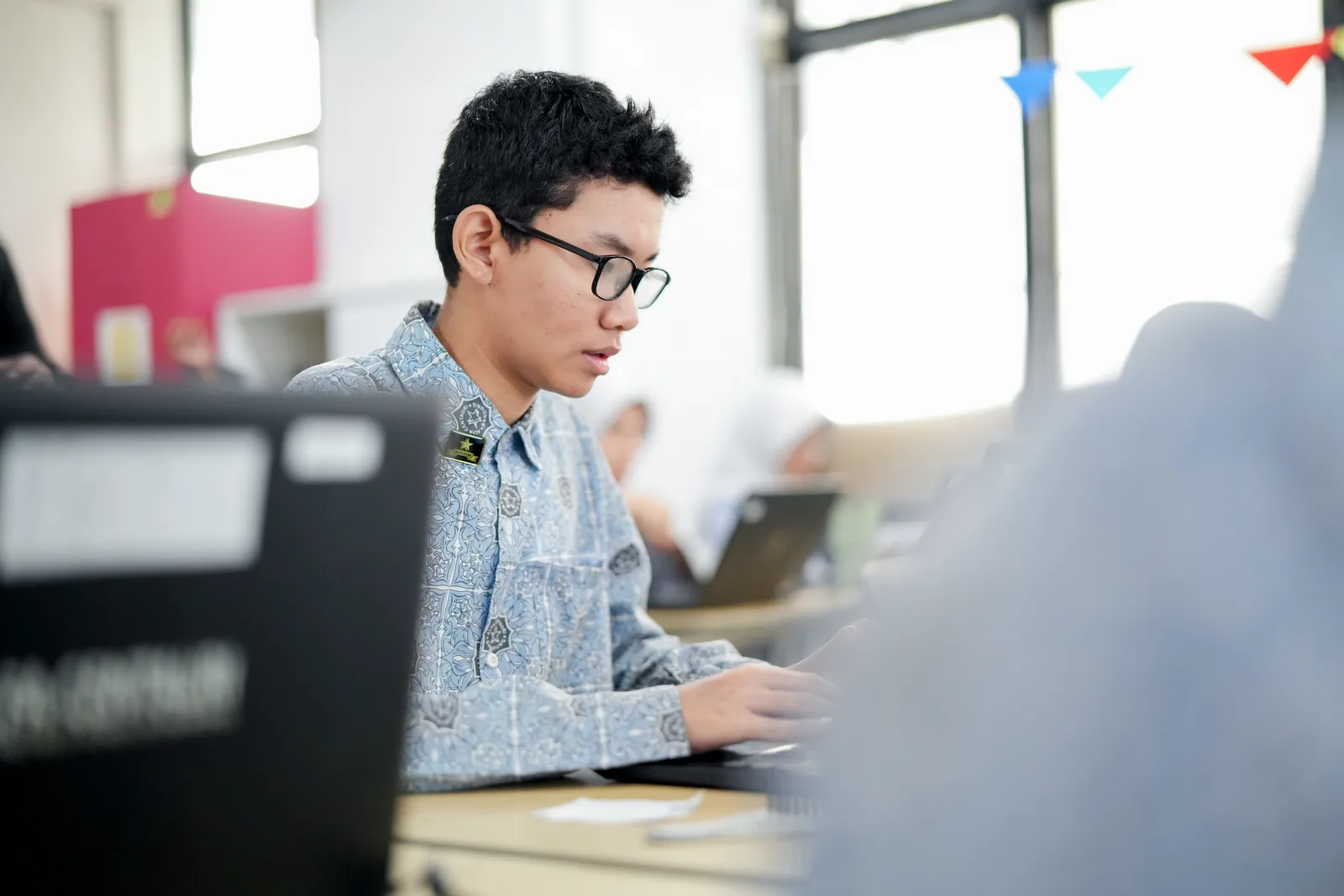 Siswa SMP Alfa Centauri belajar interaktif menggunakan laptop dalam ekosistem digital sekolah.