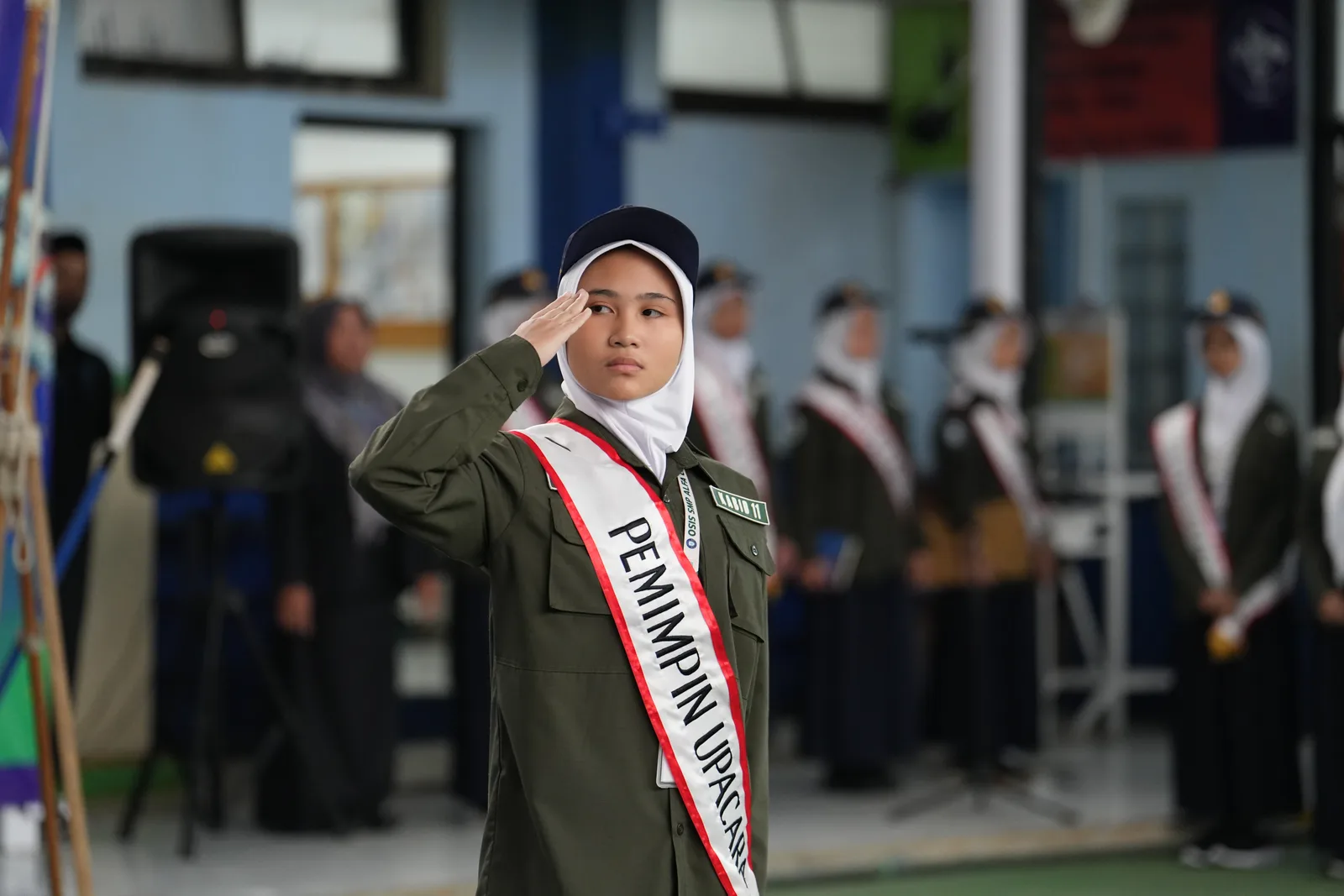 Siswi pemimpin upacara SMP Alfa Centauri memberi hormat tegak dengan khidmat.