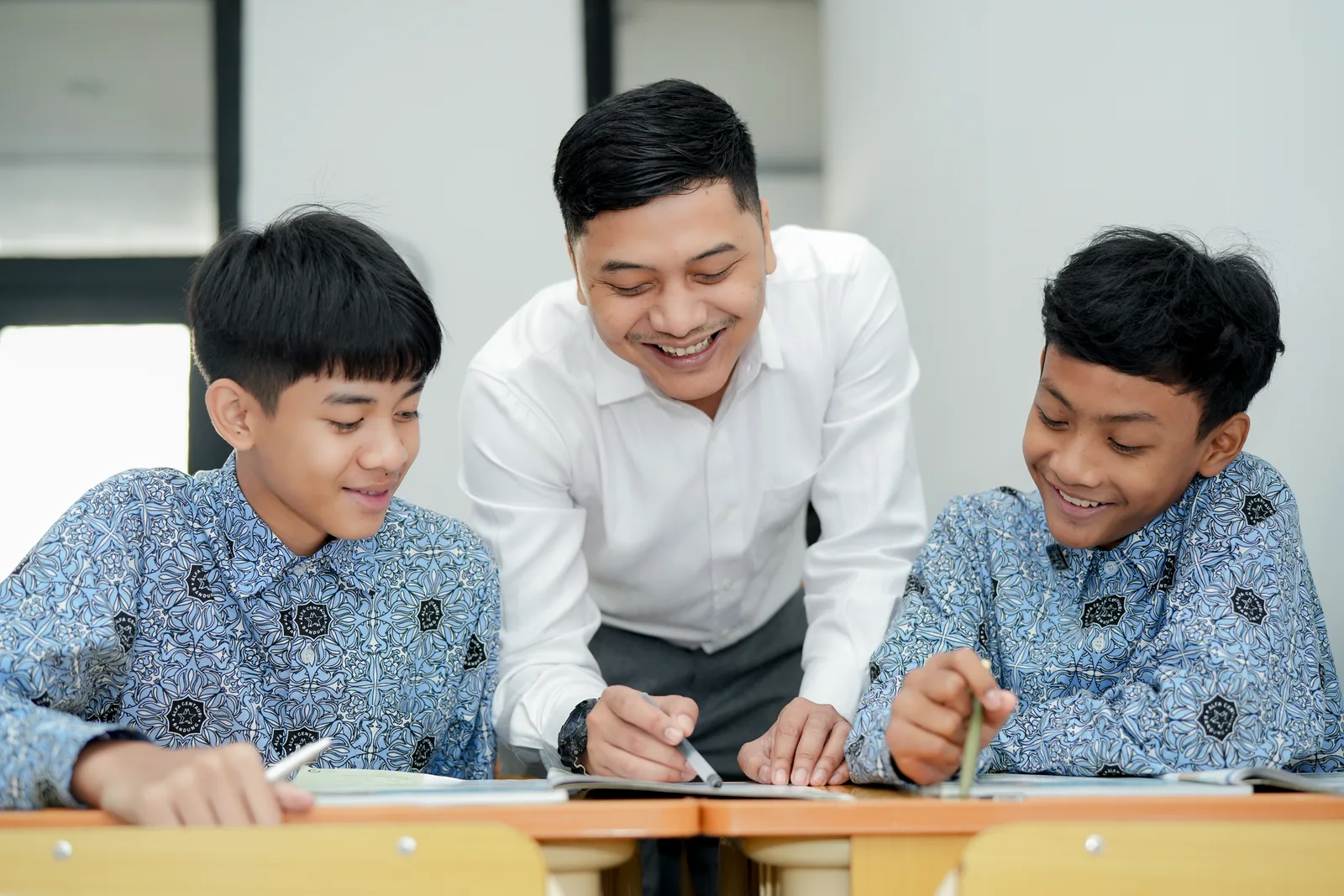 Guru dan para siswa SMP Alfa Centauri berkolaborasi aktif dalam pembelajaran kelas.